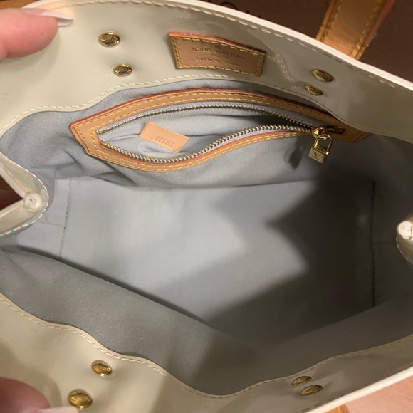 ❌Sold❌ Authentic Louis Vuitton Reade PM in white vernis leather - Picture 10 of 13